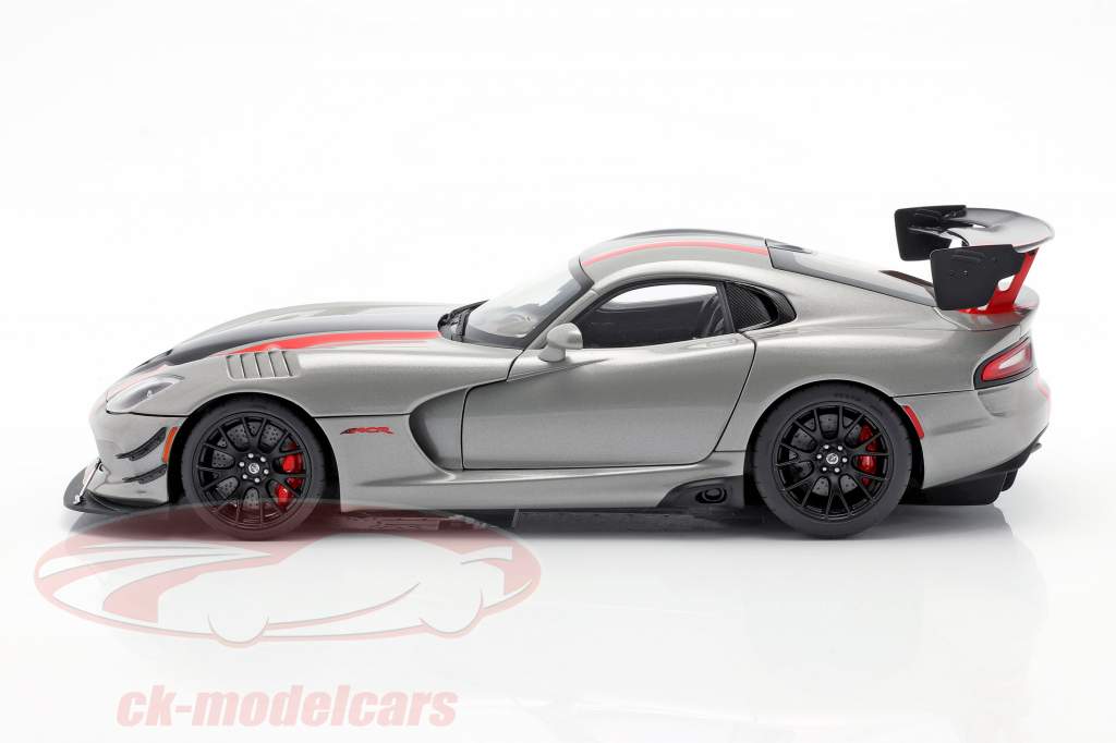 Dodge Viper ACR Año de construcción 2017 billet plata metálico / negro / rojo 1:18 AUTOart