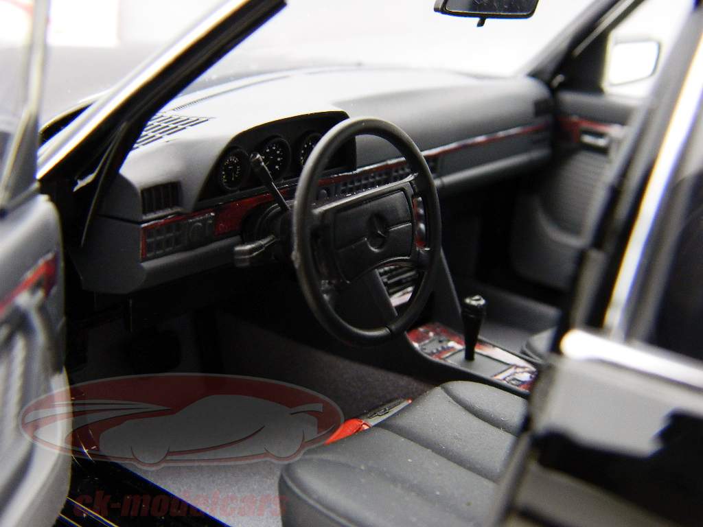 メルセデスベンツ560 SELブラック/ブラック1：18モデルNorev