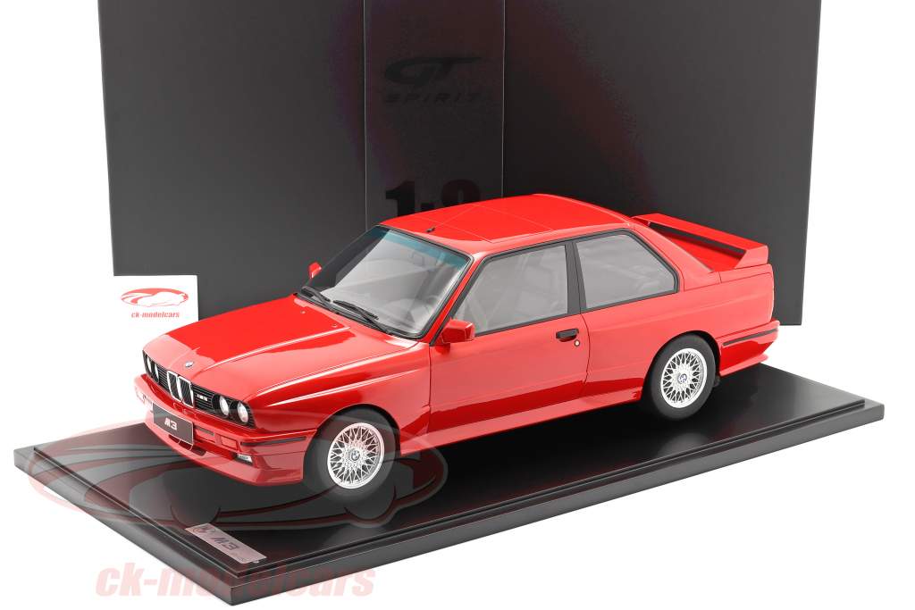 BMW M3 (E30) Año de construcción 1986 brillante rojo Con Escaparate 1:8 GT-Spirit