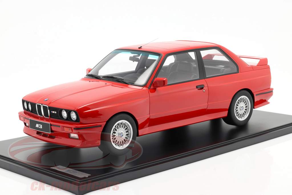 BMW M3 (E30) Año de construcción 1986 brillante rojo Con Escaparate 1:8 GT-Spirit