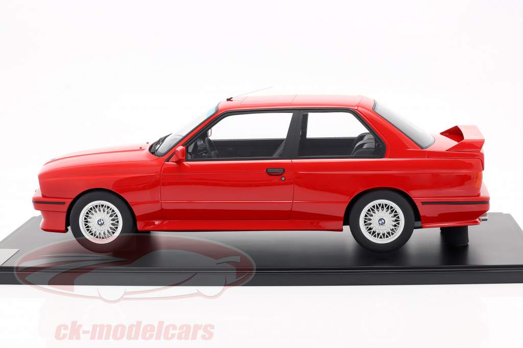 BMW M3 (E30) Año de construcción 1986 brillante rojo Con Escaparate 1:8 GT-Spirit
