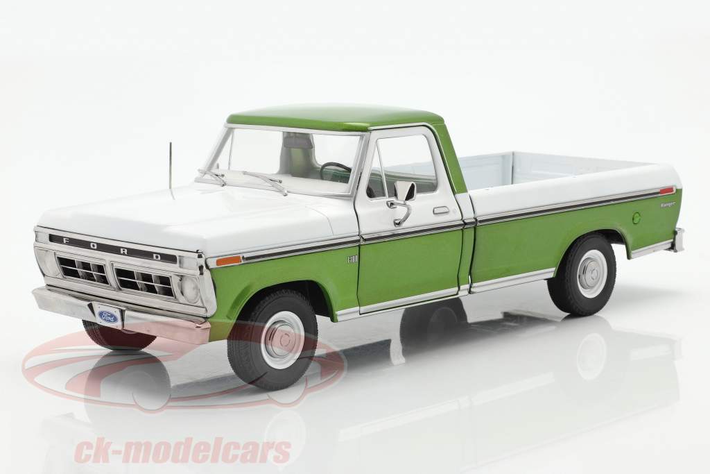 Ford F-100 選び出す 建設年 1976 と カバー 緑 / 白い 1:18 Greenlight