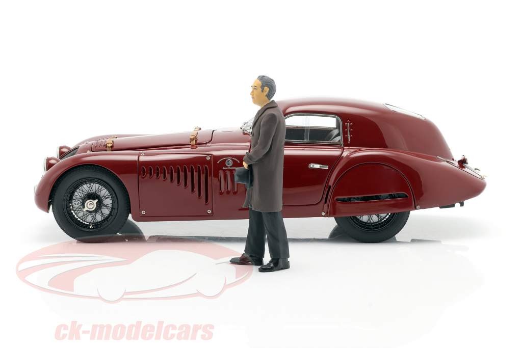 Diorama Road Service Alfa Romeo 8C 2900B 1938 dark red With Showcase 1:18 CMC