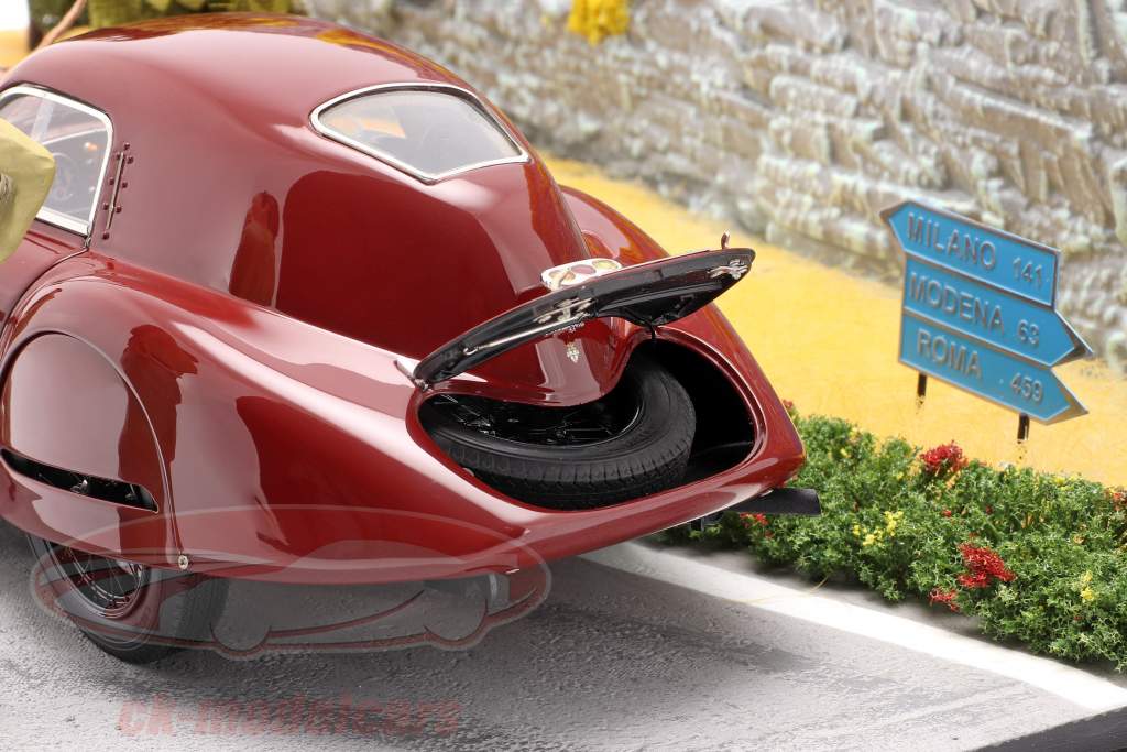 Diorama Road Service Alfa Romeo 8C 2900B 1938 dark red With Showcase 1:18 CMC