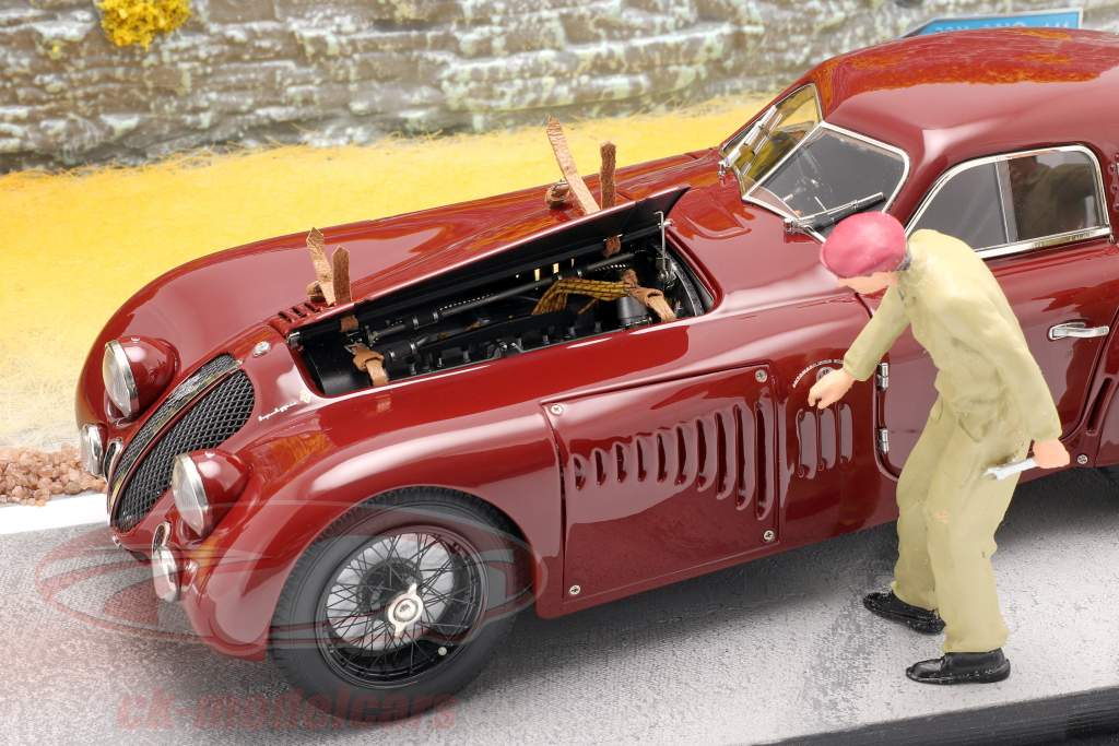 Diorama Road Service Alfa Romeo 8C 2900B 1938 dark red With Showcase 1:18 CMC