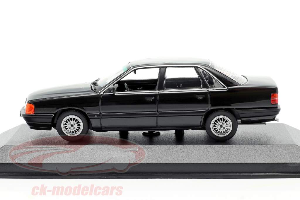 Audi 100 Byggeår 1990 sort 1:43 Minichamps