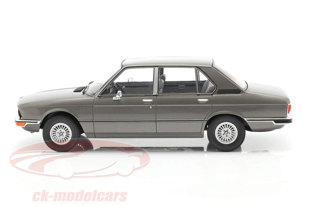 BMW 5-я серия (E12) Год постройки 1974 темно-серый металлический 1:18 ModelCar Group