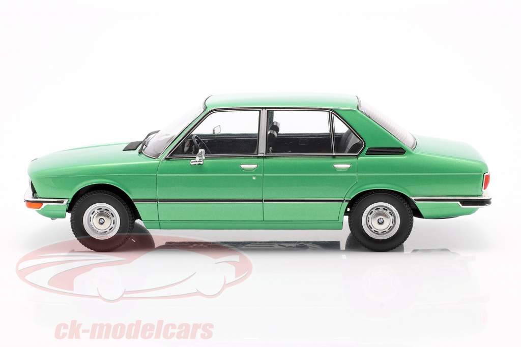 BMW 518 (E12) Año de construcción 1974 verde claro metálico 1:18 ModelCar Group