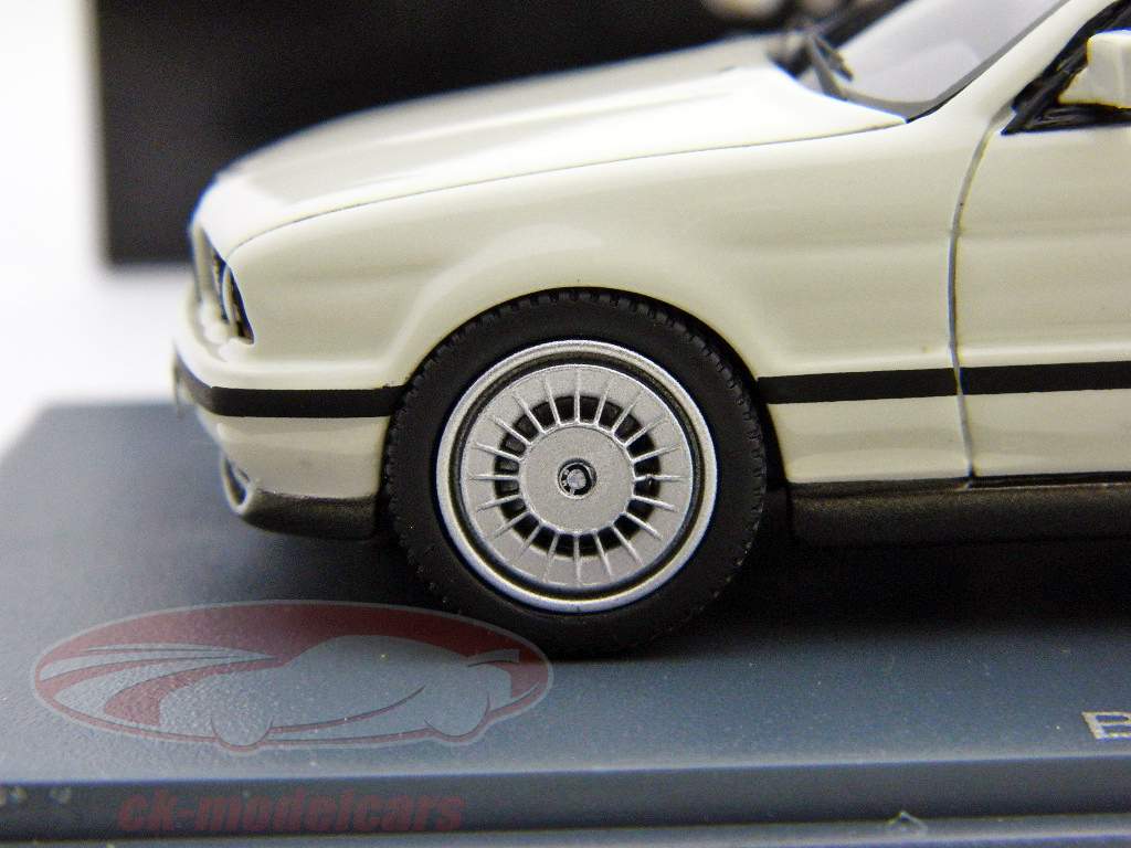 宝马M5（E34）白/白1:43 NEO