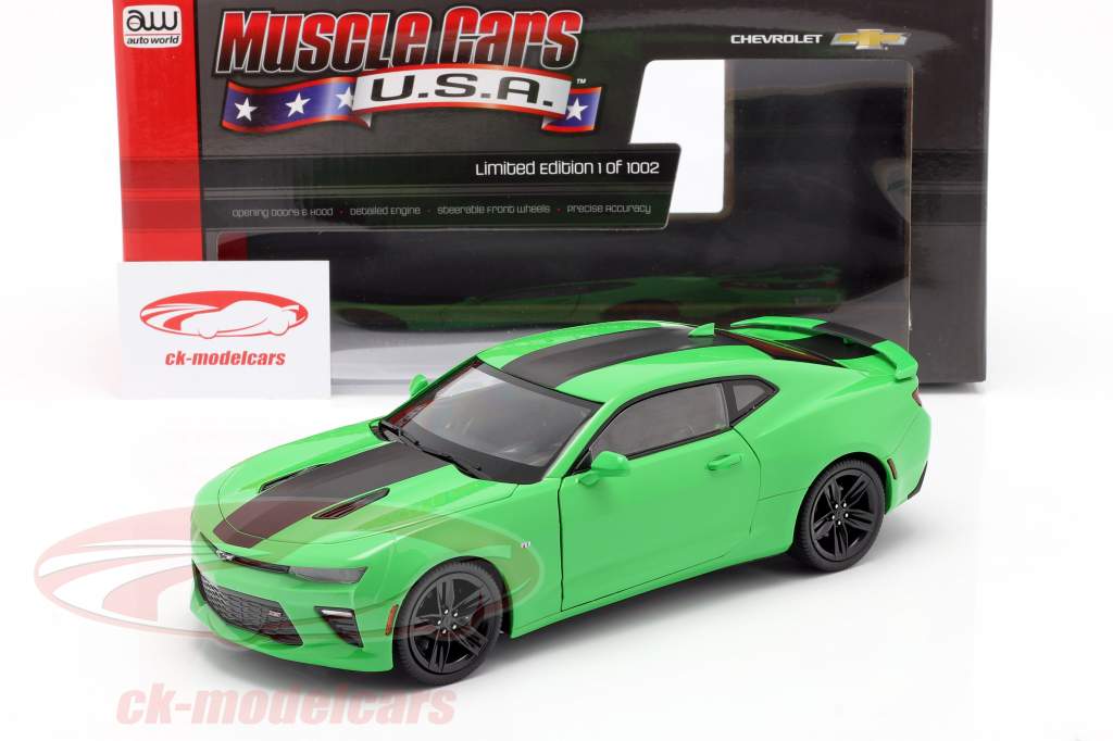 Chevrolet Camaro SS an 2017 vert / noir 1:18 AutoWorld