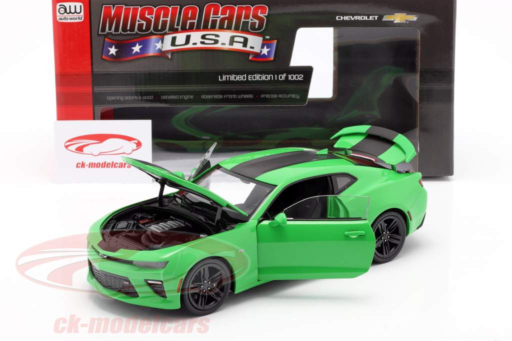 Chevrolet Camaro SS an 2017 vert / noir 1:18 AutoWorld