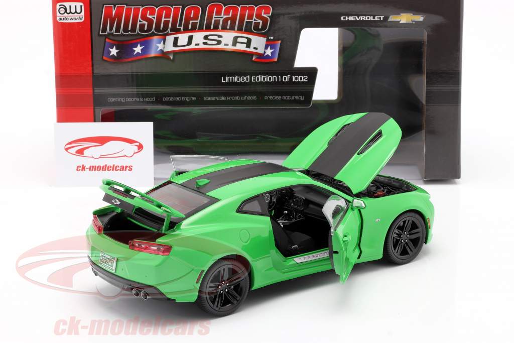 Chevrolet Camaro SS an 2017 vert / noir 1:18 AutoWorld
