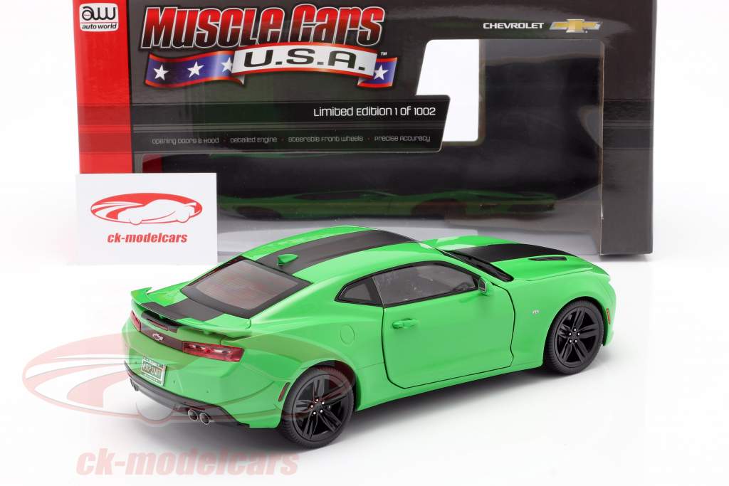 Chevrolet Camaro SS an 2017 vert / noir 1:18 AutoWorld