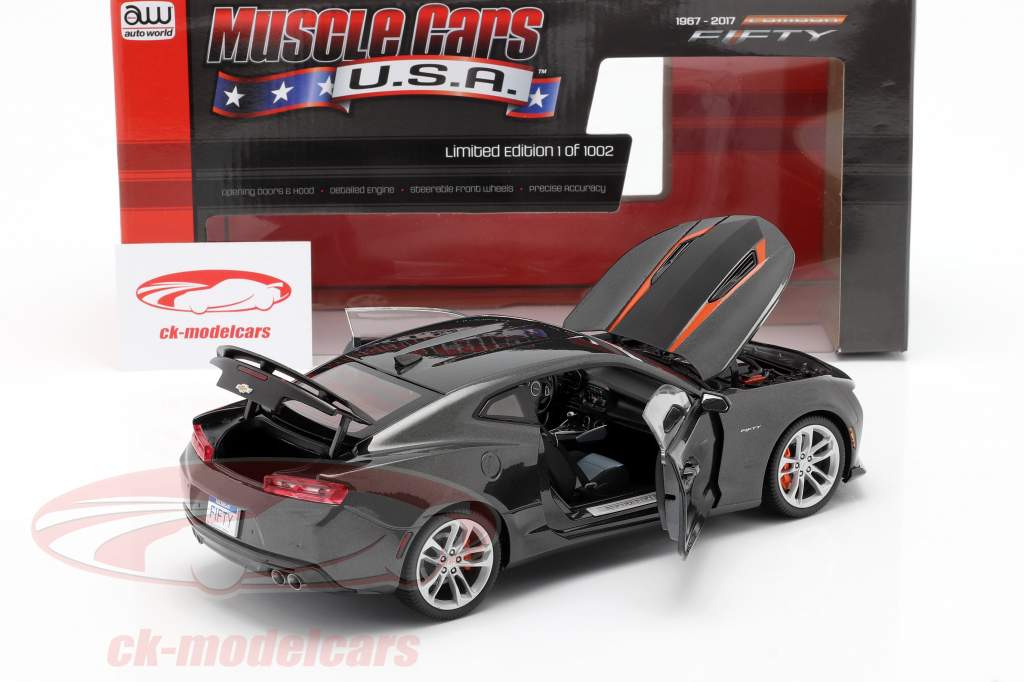 Chevrolet Camaro SS Baujahr 2017 grau metallic 1:18 AutoWorld
