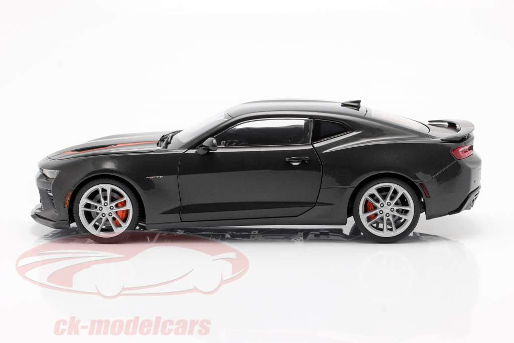 Chevrolet Camaro SS Baujahr 2017 grau metallic 1:18 AutoWorld