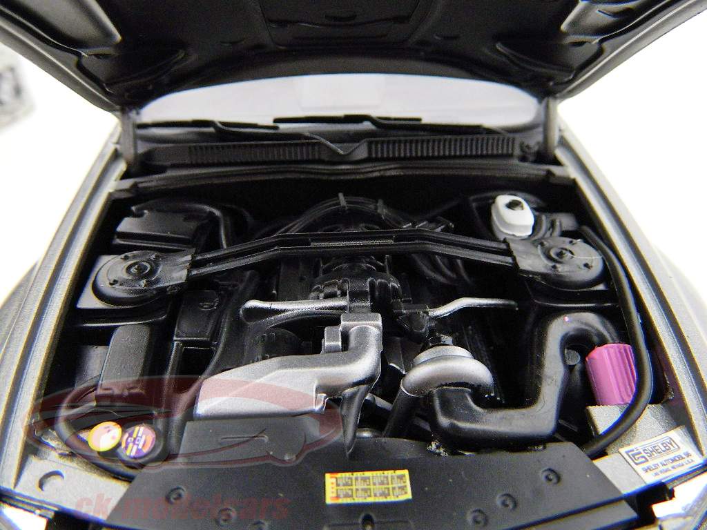 Shelby CS6 Ford Mustang 2008 gris avec rayures argent ShelbyCollectibles 1:18