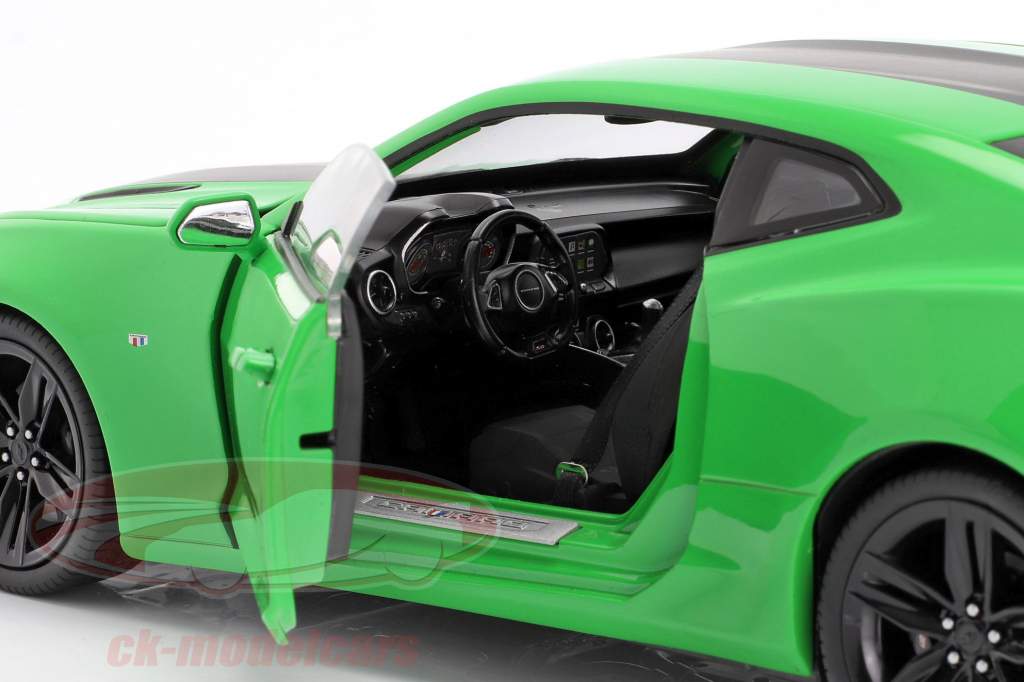 Chevrolet Camaro SS an 2017 vert / noir 1:18 AutoWorld