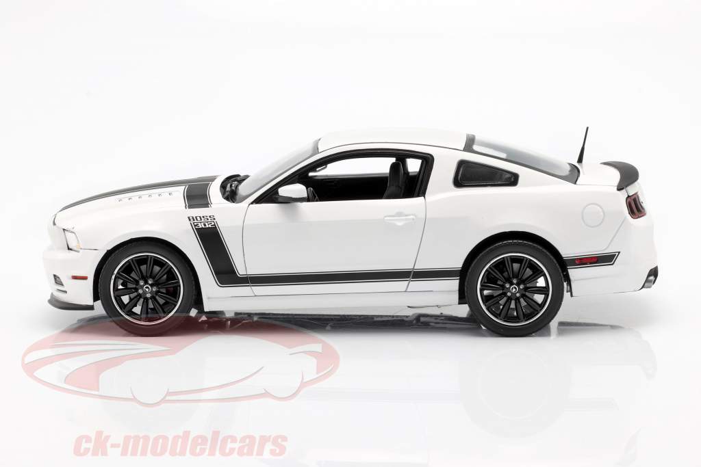 Ford Mustang Boss 302 Год 2013 белый / черный 1:18 ShelbyCollectibles
