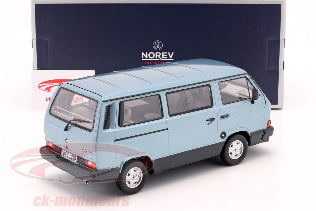 Volkswagen VW Multivan Baujahr 1990 hellblau metallic 1:18 Norev