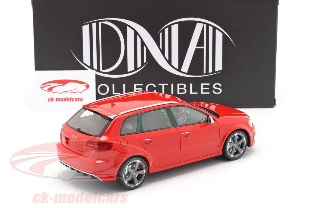 Audi RS 3 Anno di costruzione 2011 rosso / grigio cerchi 1:18 DNA Collectibles