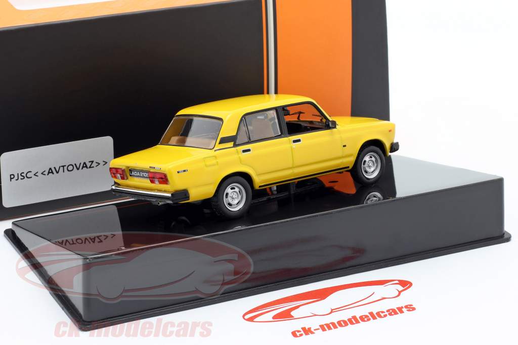 Lada 2105 Год постройки 1981 желтый 1:43 Ixo