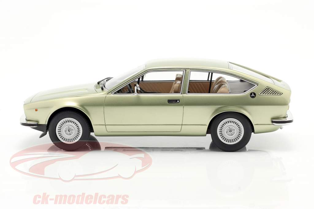 Alfa Romeo Alfetta GT Année de construction 1975 lumière vert métallique 1:18 Cult Scale