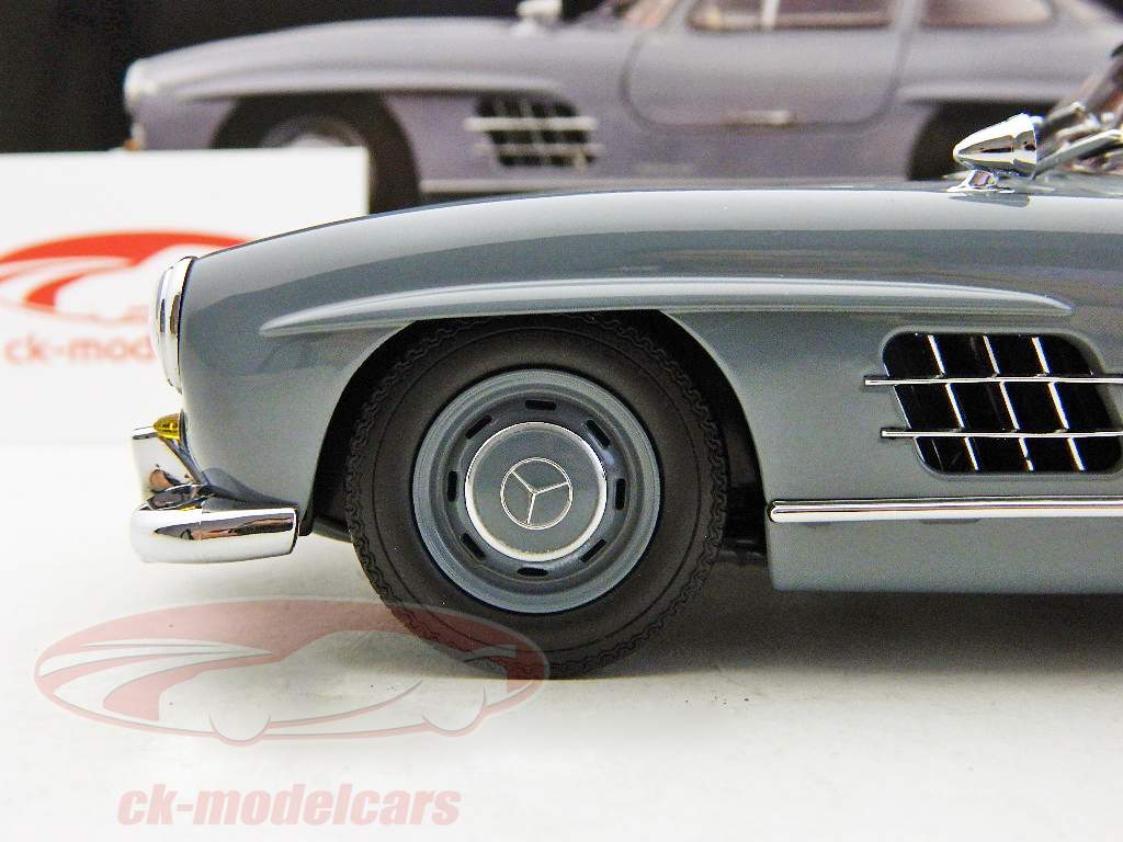 Mercedes-Benz 300 SL Année 1954 gris / blanc Minichamps 1:18