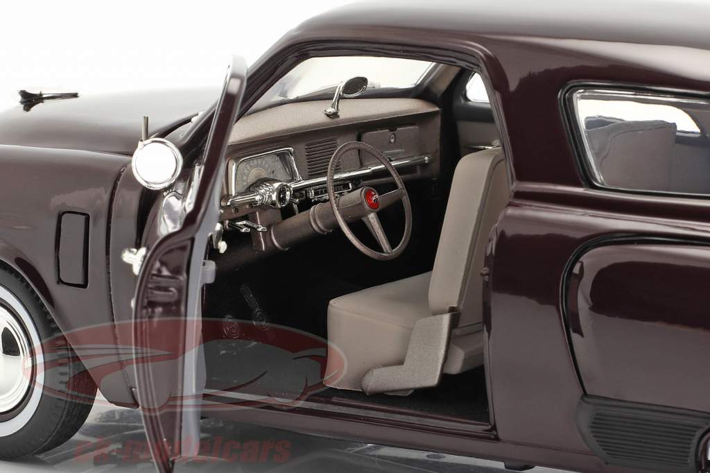 Studebaker Champion Année de construction 1951 noir Cerise 1:18 GMP