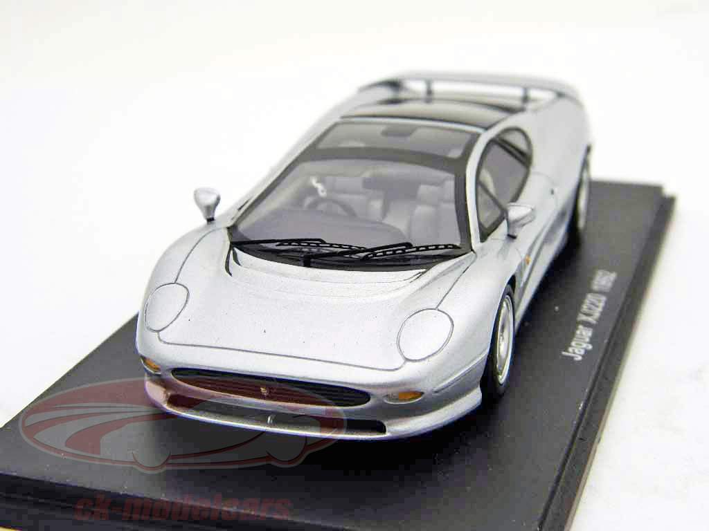 Jaguar XJ220 Anno 1992 silver / silver 1:43 Spark
