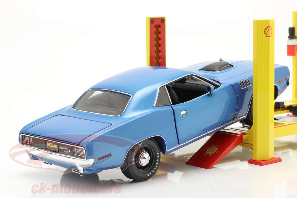 Adjustable Four post lift Shell yellow / red 1:18 Greenlight