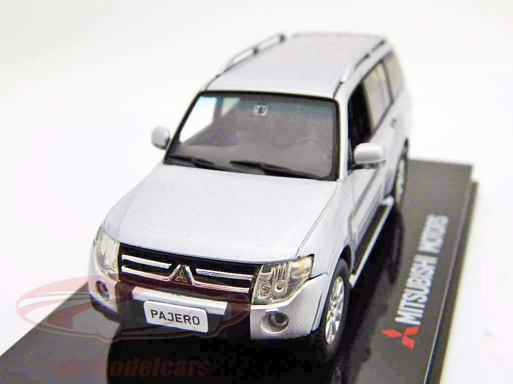 Mitsubishi Pajero LWB argent / 1h43 Vitesse