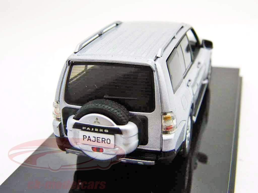Mitsubishi Pajero LWB argent / 1h43 Vitesse