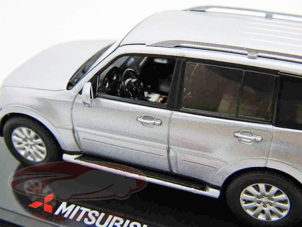 Mitsubishi Pajero LWB argent / 1h43 Vitesse