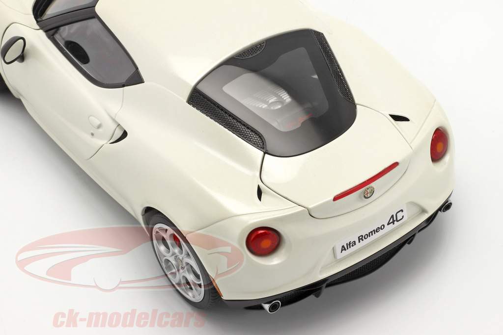 Alfa Romeo 4C anno 2013 crema bianco 1:18 AUTOart