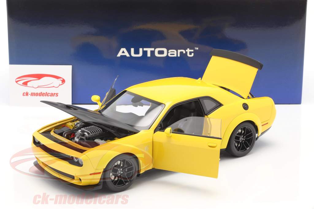 Dodge Challenger SRT Hellcat Widebody Byggeår 2018 gul / sort 1:18 AUTOart