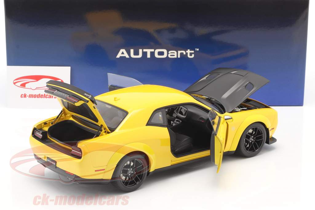 Dodge Challenger SRT Hellcat Widebody Byggeår 2018 gul / sort 1:18 AUTOart