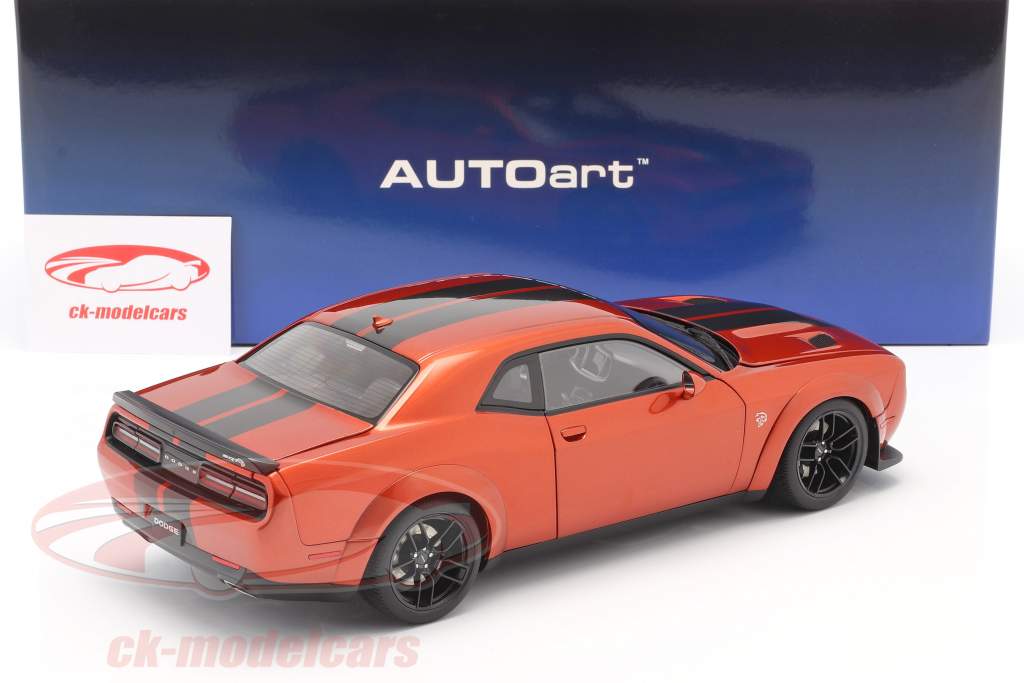 Dodge Challenger SRT Hellcat Widebody Bouwjaar 2018 donker oranje 1:18 AUTOart