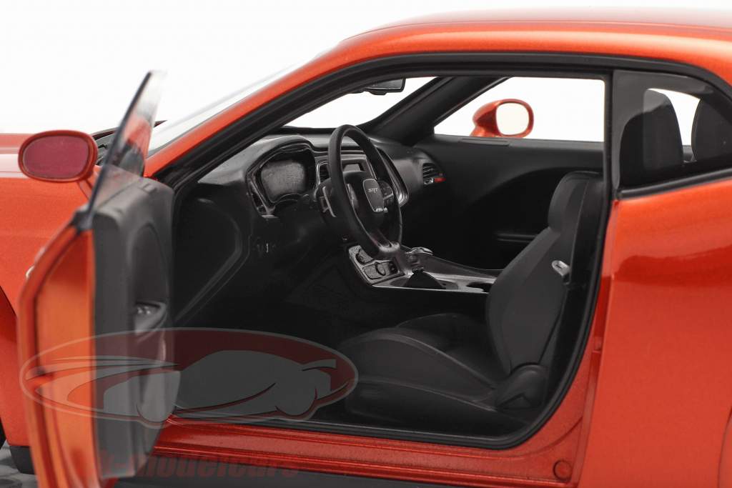 Dodge Challenger SRT Hellcat Widebody Bouwjaar 2018 donker oranje 1:18 AUTOart