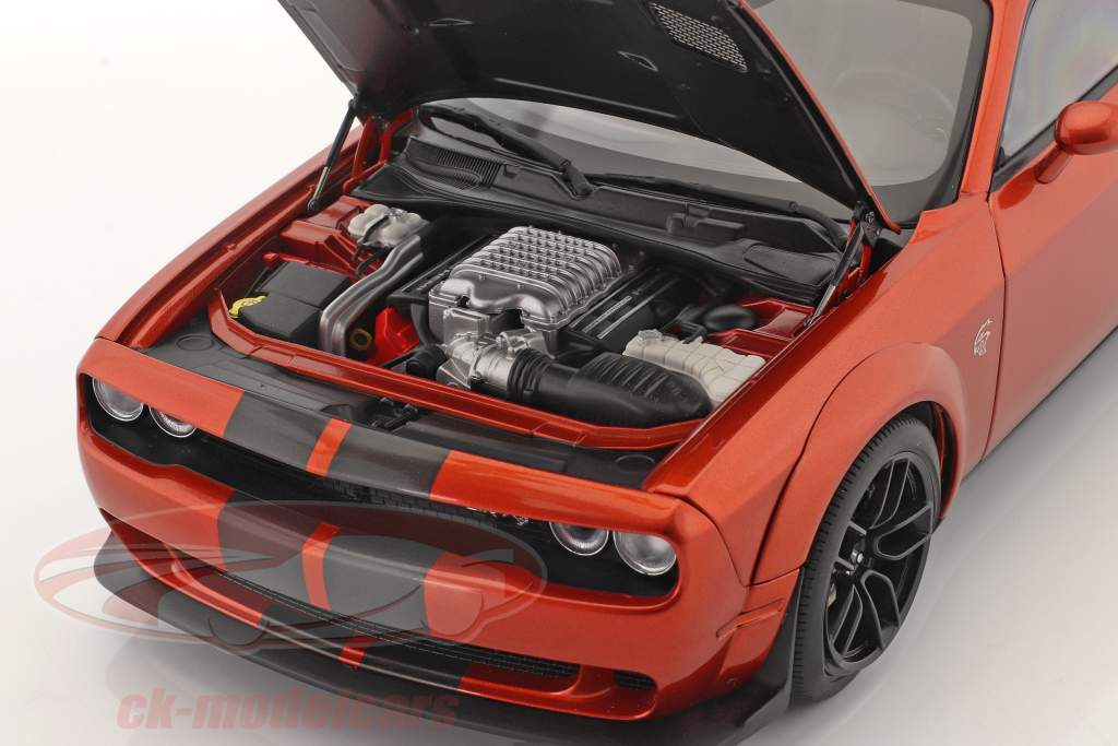 Dodge Challenger SRT Hellcat Widebody Bouwjaar 2018 donker oranje 1:18 AUTOart