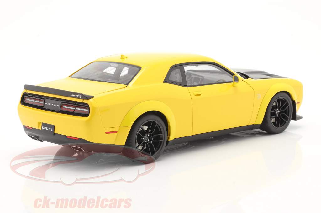 Dodge Challenger SRT Hellcat Widebody Byggeår 2018 gul / sort 1:18 AUTOart
