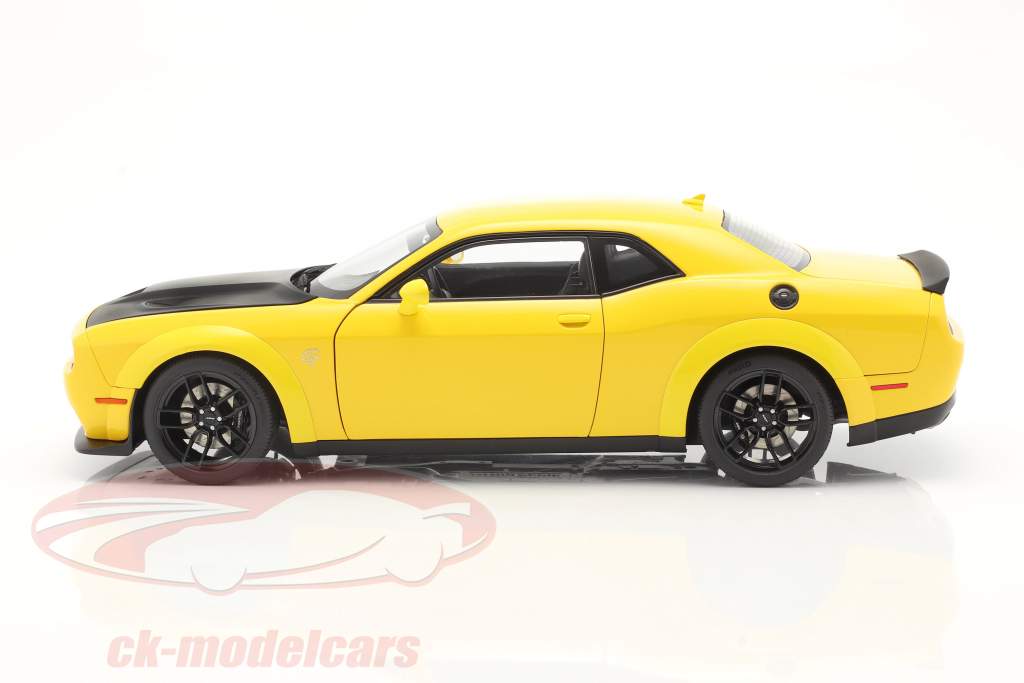 Dodge Challenger SRT Hellcat Widebody Byggeår 2018 gul / sort 1:18 AUTOart