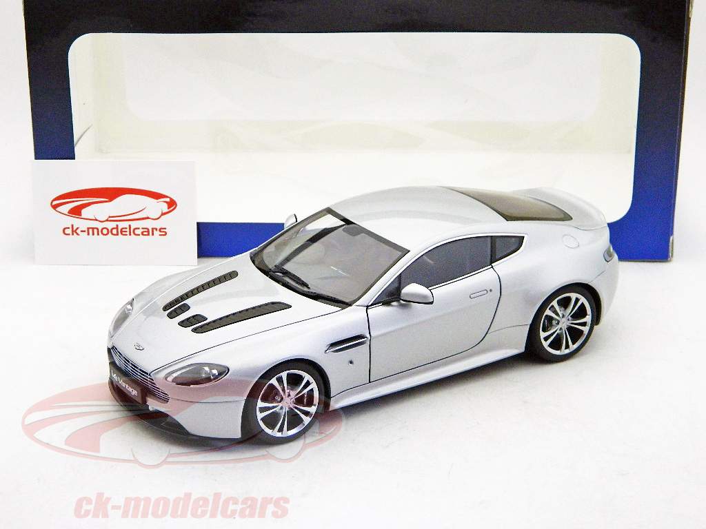 Aston V12 Vantage Año 2010 silver silver / 1:18 AutoArt