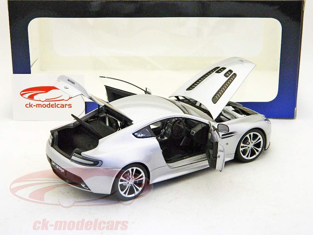 アストンV12ヴァンテージ2010年銀/ 1時18オートアート