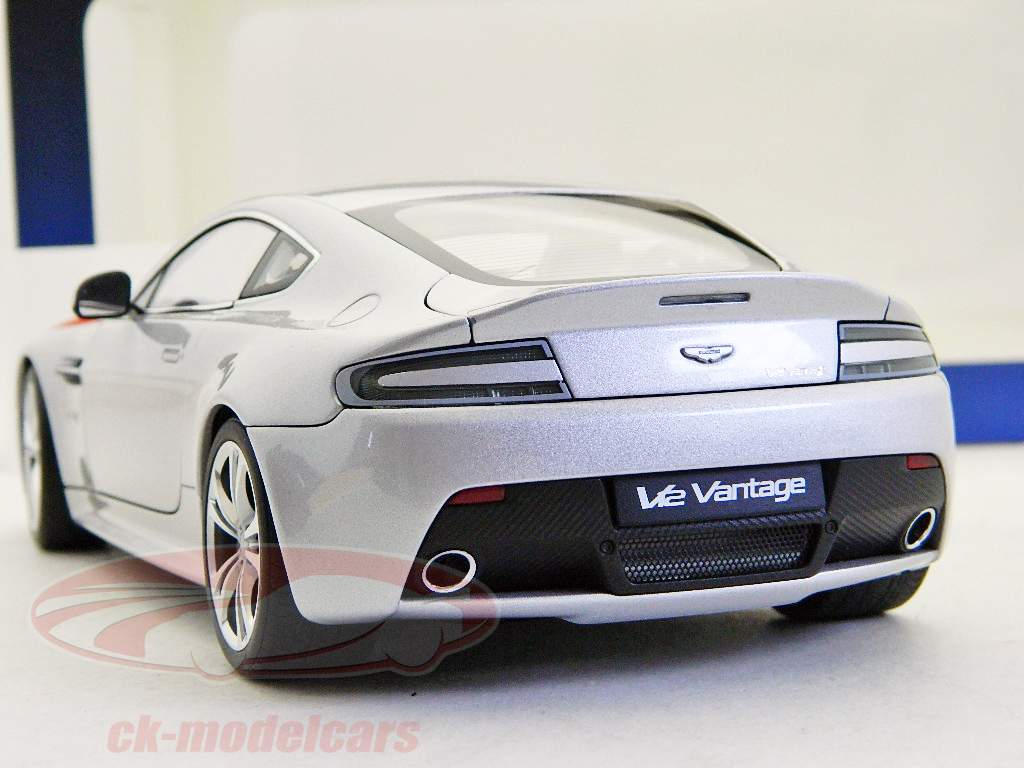 アストンV12ヴァンテージ2010年銀/ 1時18オートアート