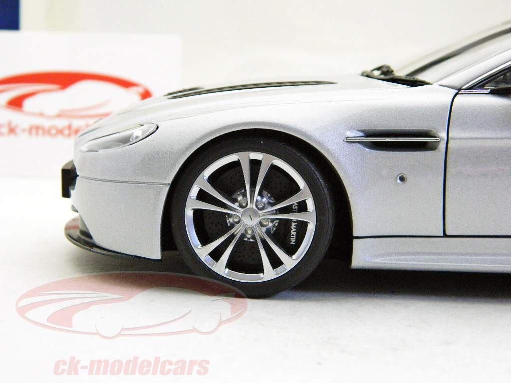 アストンV12ヴァンテージ2010年銀/ 1時18オートアート