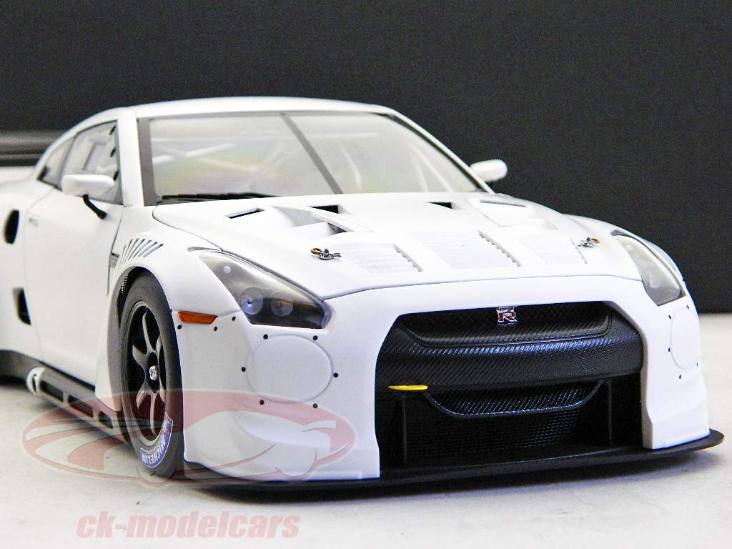 Nissan GT-R GT1 Campionato RHD Pianura Body Edition bianco opaco 1:18 AUTOart