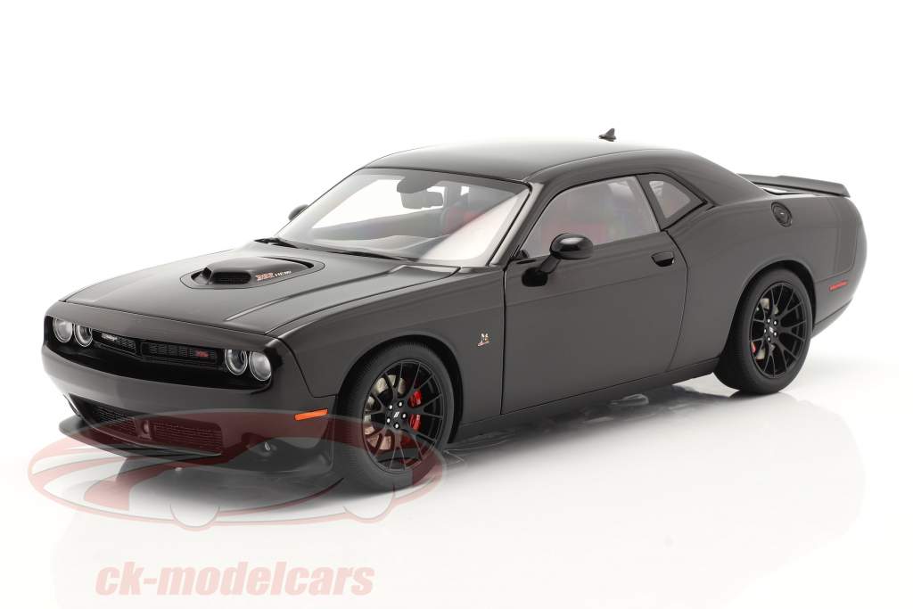 Dodge Challenger 392 Hemi Scat Pack Shaker year 2018 pitch black 1:18 AUTOart
