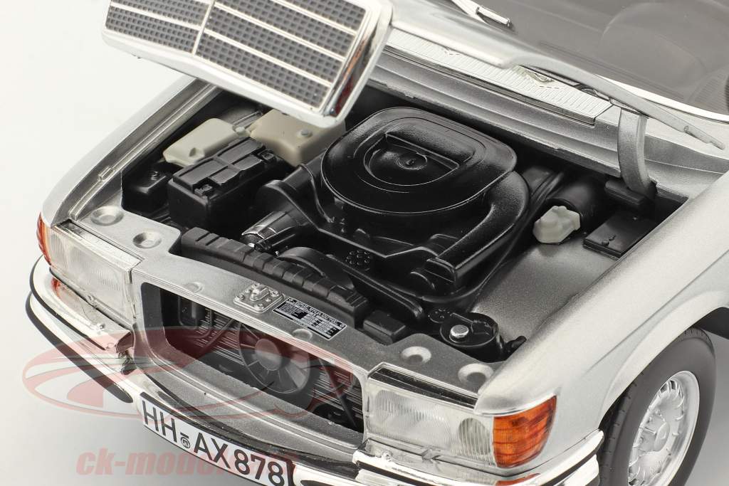 Mercedes-Benz 450 SEL 6.9 (W116) Bouwjaar 1976 zilver 1:18 Norev