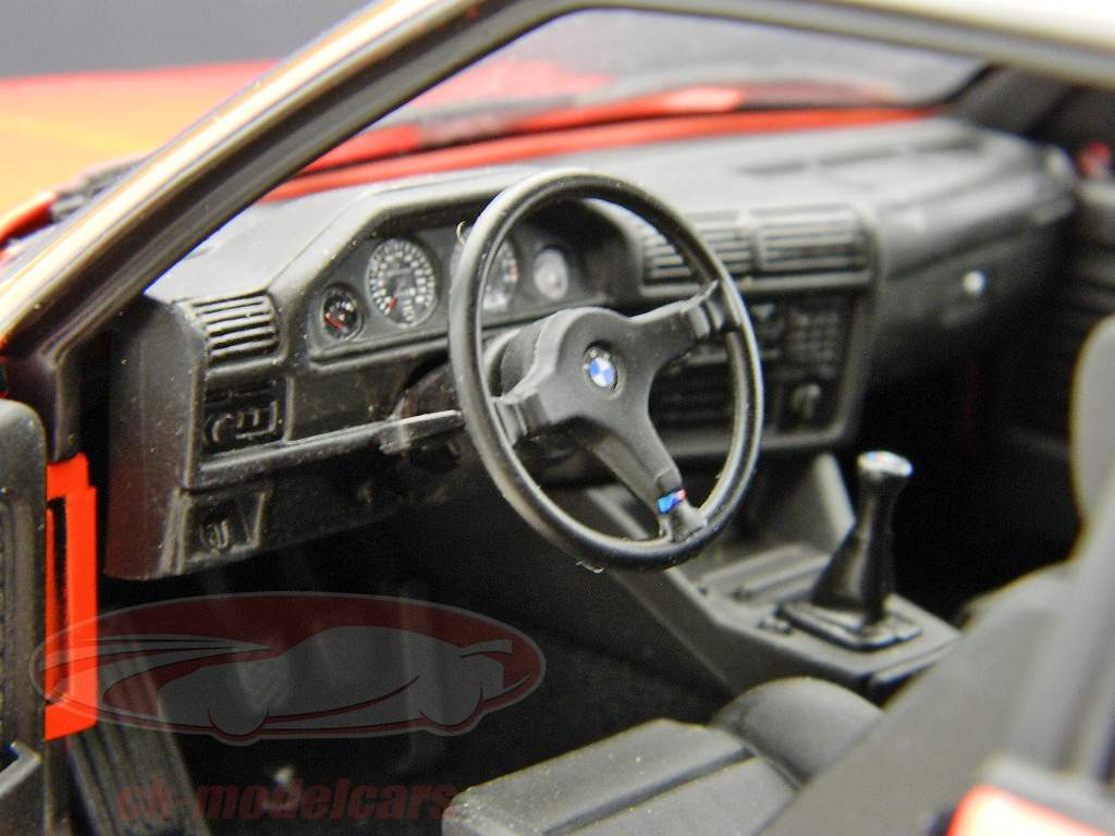 BMW M3 E30 Straßenversion rot 1:18 Minichamps