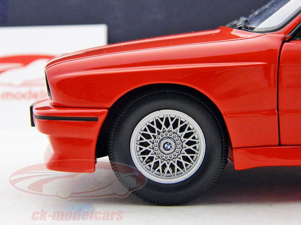 BMW M3 E30 Straßenversion rot 1:18 Minichamps